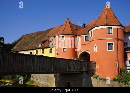 Der farbenfrohe, berühmte Biertor mit der Brücke über den Regen in Cham, einer Stadt in der Oberpfalz, Bayern, Deutschland. Bild aus der öffentlichen Grou Stockfoto