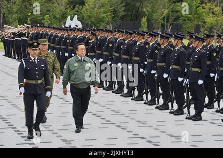 Tokio, Japan. 07. September 2022. Der japanische Verteidigungsminister Yasukazu Hamada empfängt am Mittwoch, den 7. September 2022, den Gruß einer Ehrengarde am Hauptquartier des Bound Component Command im Lager Asaka in Tokio, Japan. Foto von Keizo Mori/UPI Credit: UPI/Alamy Live News Stockfoto