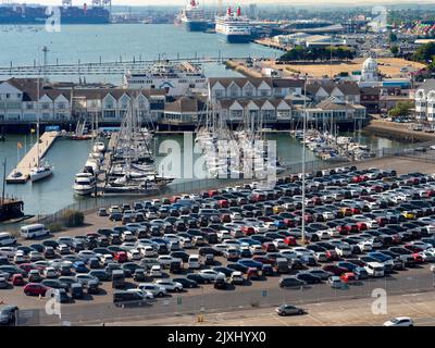 Bis Sie auf einen steigen, ist es schwierig zu erkennen, wie hoch die meisten Kreuzfahrtschiffe wirklich sind. Hier blicken wir von einem festgetäuten Schiff auf den Hafen hinunter Stockfoto