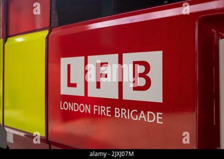 London - August 2022: Logo der Londoner Feuerwehr auf der Seite eines Feuerwehrmotors Stockfoto