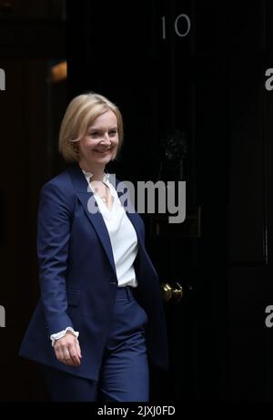London, Großbritannien. 07. September 2022. Die britische Premierministerin Liz Truss verlässt die Downing Street Nr. 10, um am Mittwoch, den 07. September 2022, ihre ersten Fragen zur Premierministerin im Parlament zu beantworten. Foto von Hugo Philpott/UPI Credit: UPI/Alamy Live News Stockfoto