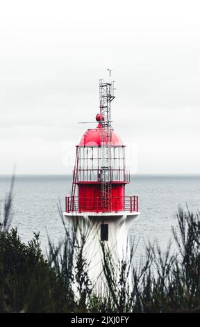 Eine vertikale Aufnahme des Sheringham Point Lighthouse. Shirley, Kanada. Stockfoto