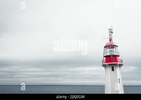 Der Blick auf den bewölkten Himmel und den Sheringham Point Lighthouse. Shirley, Kanada. Stockfoto