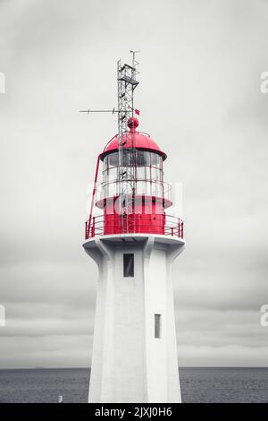 Eine vertikale Aufnahme des Sheringham Point Lighthouse. Shirley, Kanada. Stockfoto