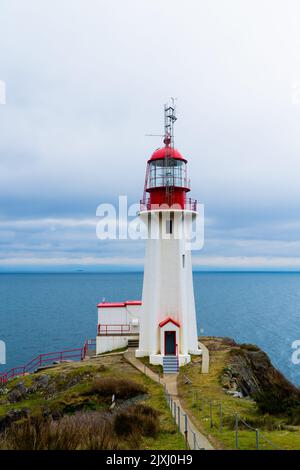 Eine vertikale Aufnahme des Sheringham Point Lighthouse. Shirley, Kanada. Stockfoto