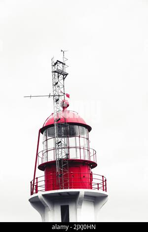 Eine vertikale Aufnahme des Sheringham Point Lighthouse. Shirley, Kanada. Stockfoto