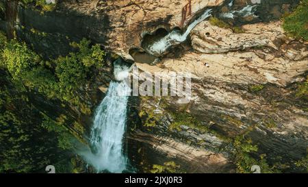 Naturlandschaft mit einem riesigen Wasserfall aus den Bergen, grünen Hügeln und Dschungel, Diyaluma in Ella, Sri Lanka. Stockfoto