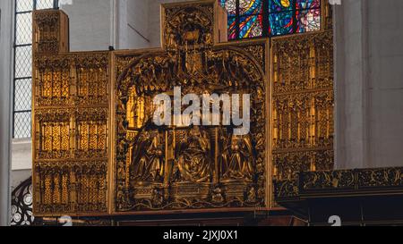 Die goldene Skulptur im Inneren der Marienkirche in Danzig Stockfoto