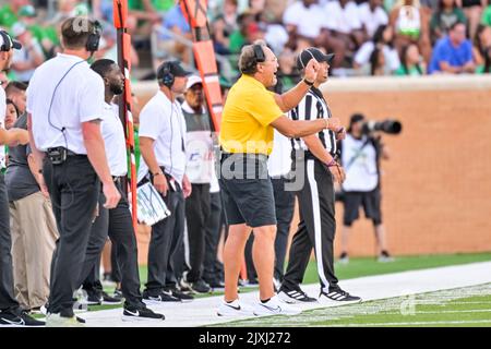 DENTON, TX - 3.. September: Defensiver Koordinator Phil Bennett am UNT-Seitenlinie in einem Spiel zwischen North Texas Mean Green gegen SMU Mustangs im Apogee Stadium in Denton am 3.. September 2022 in Denton, Texas. .CSM/Manny Flores Stockfoto