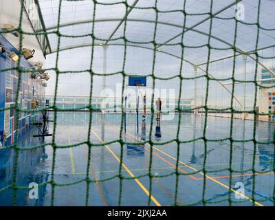 Es ist ein nasser Segeltag auf einem Schiff in der Nordsee. Also, was gibt es Besseres, als Basketball zu üben... wirklich? Solche Schärfe. Stockfoto