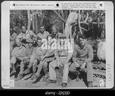 Mitglieder der 49. Fighter Group auf einem Luftstützpunkt in Buna, Neuguinea. Sie sind, von links nach rechts, hintere Reihe: Robert A. McDaris Harry B. Dillworth Joe King vordere Reihe, von links nach rechts: Paul J. Slocum Arland Stanton clude Knisley Robert V. McHale David A. Stockfoto