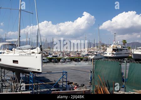 Viele Yachtmast im Hafen. Hafen und Hafen in der Resortstadt Marmaris mit festfahrenden Yachten und Schiffen. Marina in Marmaris. Marmaris, Türkei - 7. September, Stockfoto