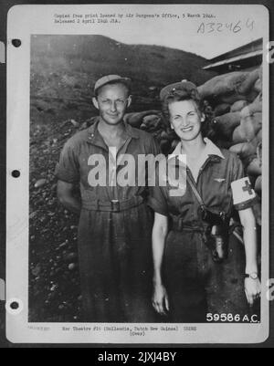 804. Medical Air Evacuation Transportation Squadron, 1944. LT. Dorothy Fields und T/3 Vernon Thorson begleiteten die ersten Patienten, die aus Hollandia, Niederländisch-Neuguinea, per Flugzeug evakuiert wurden. Stockfoto