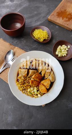 Pempek oder Empek-Empek oder Fischkuchen ist ein Lebensmittel aus weichem, gemahlenem Fischfleisch, das mit Tapiokamehl oder Sago-Mehl, Eiern, zerdrückten Knoblauch, Aroma, A gemischt wird Stockfoto