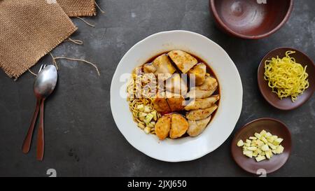 Pempek oder Empek-Empek oder Fischkuchen ist ein Lebensmittel aus weichem, gemahlenem Fischfleisch, das mit Tapiokamehl oder Sago-Mehl, Eiern, zerdrückten Knoblauch, Aroma, A gemischt wird Stockfoto