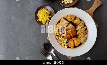 Pempek oder Empek-Empek oder Fischkuchen ist ein Lebensmittel aus weichem, gemahlenem Fischfleisch, das mit Tapiokamehl oder Sago-Mehl, Eiern, zerdrückten Knoblauch, Aroma, A gemischt wird Stockfoto