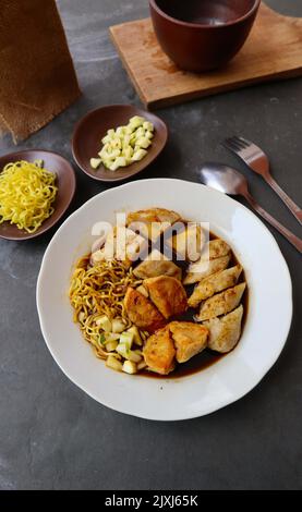 Pempek oder Empek-Empek oder Fischkuchen ist ein Lebensmittel aus weichem, gemahlenem Fischfleisch, das mit Tapiokamehl oder Sago-Mehl, Eiern, zerdrückten Knoblauch, Aroma, A gemischt wird Stockfoto