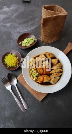 Pempek oder Empek-Empek oder Fischkuchen ist ein Lebensmittel aus weichem, gemahlenem Fischfleisch, das mit Tapiokamehl oder Sago-Mehl, Eiern, zerdrückten Knoblauch, Aroma, A gemischt wird Stockfoto