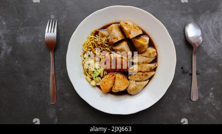 Pempek oder Empek-Empek oder Fischkuchen ist ein Lebensmittel aus weichem, gemahlenem Fischfleisch, das mit Tapiokamehl oder Sago-Mehl, Eiern, zerdrückten Knoblauch, Aroma, A gemischt wird Stockfoto