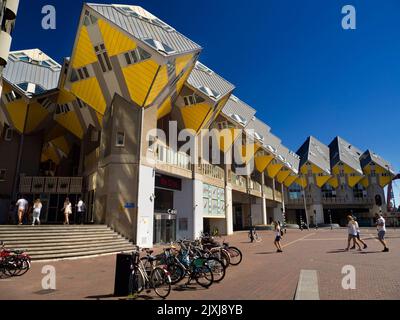 Gegenüber dem Centrum Markt in Rotterdam, Niederlande, sind diese charakteristischen Kubushäuser schnell zu lokalen Favoriten und Touristenmagneten geworden. Stockfoto