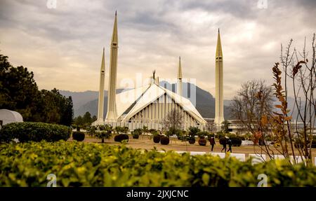 Faisal-Moschee in Islamabad, Pakistan. Es liegt am Fuße der Margalla Hills. Stockfoto