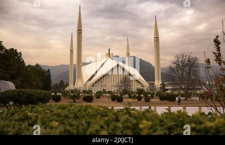 Faisal-Moschee in Islamabad, Pakistan. Es liegt am Fuße der Margalla Hills. Stockfoto