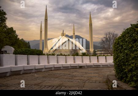 Faisal-Moschee in Islamabad, Pakistan. Es liegt am Fuße der Margalla Hills. Stockfoto