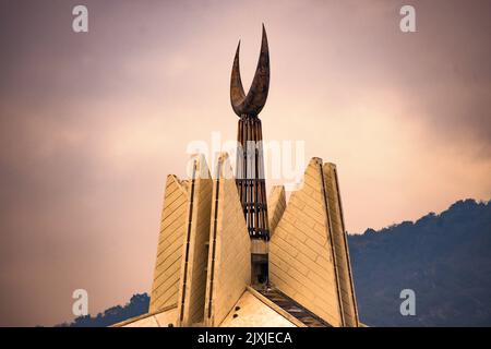 Faisal-Moschee in Islamabad, Pakistan. Es liegt am Fuße der Margalla Hills. Stockfoto