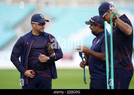 Südafrika-Cheftrainer Mark Boucher (links) während einer Nets-Session im Kia Oval, London. Bilddatum: Mittwoch, 7. September 2022. Stockfoto