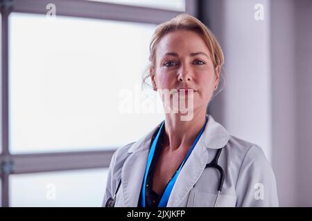 Porträt Von Reifen Weiblichen Arzt Trägt Weißen Mantel Im Krankenhaus Stockfoto