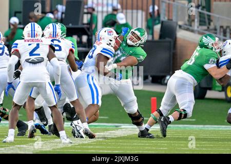 DENTON, TX - September 3.: .Southern Methodist Mustangs Defensivkampf Mike Yoan Sandjo-Njiki (98) und North Texas meinen Green Offensive Lineman Manase Mose (72) Kampf in einem Spiel zwischen North Texas Mean Green gegen SMU Mustangs im Apogee Stadium in Denton am 3.. September 2022 in Denton, Texas. .CSM/Manny Flores Stockfoto