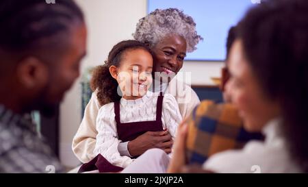 Lächelndes Familienleben Mit Mehreren Generationen In Der Lounge At Home Together Stockfoto