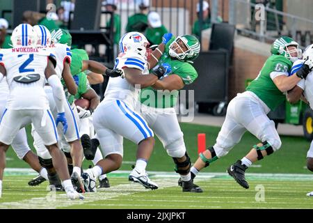 DENTON, TX - September 3.: .Southern Methodist Mustangs Defensivkampf Mike Yoan Sandjo-Njiki (98) und North Texas meinen Green Offensive Lineman Manase Mose (72) Kampf in einem Spiel zwischen North Texas Mean Green gegen SMU Mustangs im Apogee Stadium in Denton am 3.. September 2022 in Denton, Texas. CSM/Manny Flores Stockfoto