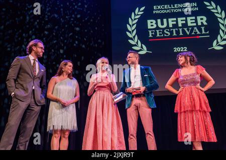 Toronto, Kanada. 28. August 2022. Shipwreck Comedy Group (L bis R) William J. Stribling, Sarah Grace Hart, Mary Kate Wiles, Sean Persaud und Sinead Persaud, Gewinnen Sie bei der Buffer Awards Gala Screening den Preis für „Excellence in Production“ für ìHeadless: A Sleepy Hollow Storyî. Das Buffer Festival ist das größte internationale Digital-First-Filmfestival der Welt. Kuratieren und Feiern von Videopremieren der heute gefeierten digitalen Schöpfer. (Foto: Shawn Goldberg/SOPA Images/Sipa USA) Quelle: SIPA USA/Alamy Live News Stockfoto