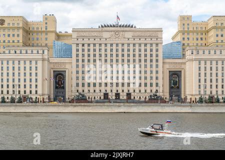 Moskau, Russland: Blick auf den Moskwa-Fluss und das Verteidigungsministerium der Russischen Föderation vom Gorki-Park aus Stockfoto