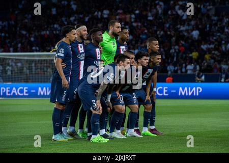 Paris, Frankreich. 06. September 2022. PARIS, FRANKREICH - 06. SEPTEMBER: PSG-Team posiert für Foto, von links oben: Marquinhos, Sergio Ramos, Mendes, Gianluigi Donnarumma, Presnel Kimpembe und von links unten: Lionel Messi, Marco Verratti, Vitinha, Achraf Hakimi, Kylian Mbappe beim UEFA Champions League-Spiel der Gruppe H zwischen Paris Saint-Germain und Juventus am 6. September 2022 im Parc des Princes in Paris, Frankreich. (Foto von Sebastian Frej) Kredit: Sebo47/Alamy Live News Stockfoto