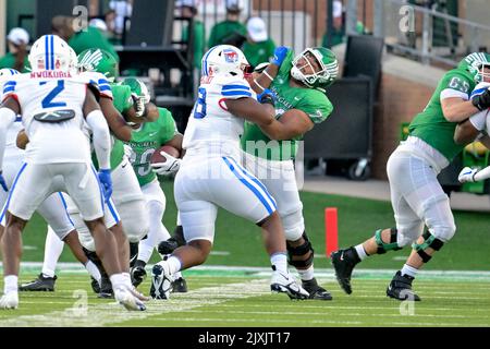 DENTON, TX - September 3.: .Southern Methodist Mustangs Defensivkampf Mike Yoan Sandjo-Njiki (98) und North Texas meinen Green Offensive Lineman Manase Mose (72) Kampf in einem Spiel zwischen North Texas Mean Green gegen SMU Mustangs im Apogee Stadium in Denton am 3.. September 2022 in Denton, Texas. CSM/Manny Flores Stockfoto