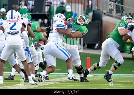 DENTON, TX - September 3.: .Southern Methodist Mustangs Defensivkampf Mike Yoan Sandjo-Njiki (98) und North Texas meinen Green Offensive Lineman Manase Mose (72) Kampf in einem Spiel zwischen North Texas Mean Green gegen SMU Mustangs im Apogee Stadium in Denton am 3.. September 2022 in Denton, Texas. CSM/Manny Flores Stockfoto