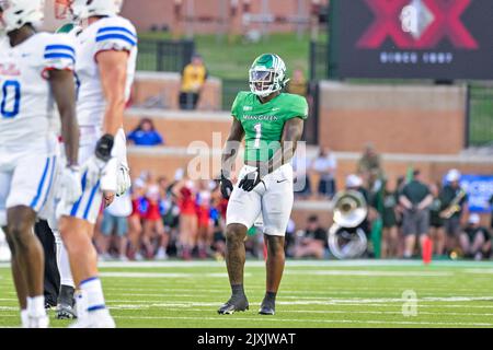 DENTON, TX - 3.. September: .North Texas meint den grünen Linebacker KD Davis (1) in einem Spiel zwischen North Texas Mean Green gegen SMU Mustangs im Apogee Stadium in Denton am 3.. September 2022 in Denton, Texas. .CSM/Manny Flores Stockfoto