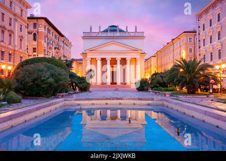 Triest, Italien. Stadtbild der Innenstadt von Triest, Italien bei Sonnenaufgang. Stockfoto