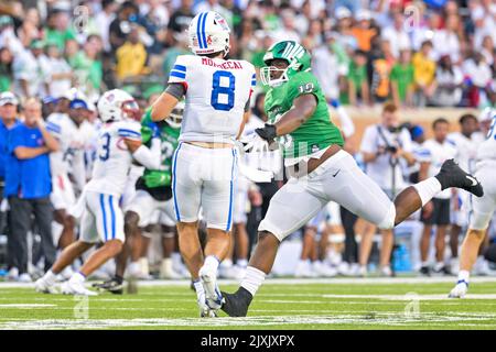 DENTON, TX - September 3.: .Southern Methodist Mustangs Quarterback Tanner Mordecai (8) rollt aus, um ein rauschendes North Texas Mean Green Defensive Tackle Roderick Brown (10) zu vermeiden.in einem Spiel zwischen North Texas Mean Green gegen SMU Mustangs im Apogee Stadium in Denton am 3.. September 2022 in Denton, Texas. .CSM/Manny Flores Stockfoto