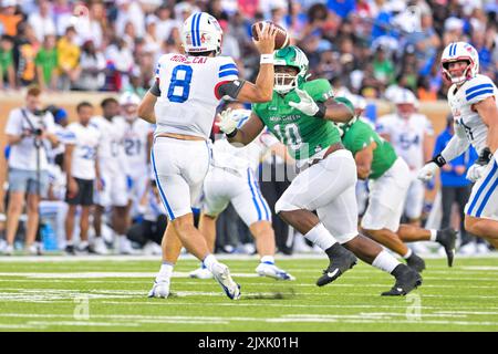 DENTON, TX - September 3.: .Southern Methodist Mustangs Quarterback Tanner Mordecai (8) rollt aus, um ein rauschendes North Texas Mean Green Defensive Tackle Roderick Brown (10) zu vermeiden.in einem Spiel zwischen North Texas Mean Green gegen SMU Mustangs im Apogee Stadium in Denton am 3.. September 2022 in Denton, Texas. .CSM/Manny Flores Stockfoto