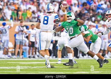 DENTON, TX - September 3.: .Southern Methodist Mustangs Quarterback Tanner Mordecai (8) rollt aus, um ein rauschendes North Texas Mean Green Defensive Tackle Roderick Brown (10) zu vermeiden.in einem Spiel zwischen North Texas Mean Green gegen SMU Mustangs im Apogee Stadium in Denton am 3.. September 2022 in Denton, Texas. .CSM/Manny Flores Stockfoto