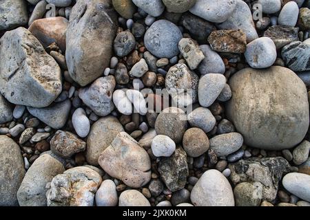 Ein großer und kleiner Felsen mit Moos bedeckt Stockfoto