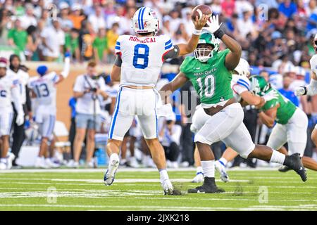 DENTON, TX - September 3.: .Southern Methodist Mustangs Quarterback Tanner Mordecai (8) rollt aus, um ein rauschendes North Texas Mean Green Defensive Tackle Roderick Brown (10) zu vermeiden.in einem Spiel zwischen North Texas Mean Green gegen SMU Mustangs im Apogee Stadium in Denton am 3.. September 2022 in Denton, Texas. .CSM/Manny Flores Stockfoto