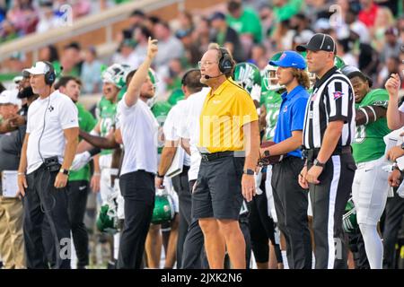 DENTON, TX - 3.. September: .Phil Bennett DC am Seitenlinie .in einem Spiel zwischen North Texas Mean Green gegen SMU Mustangs im Apogee Stadium in Denton am 3.. September 2022 in Denton, Texas. CSM/Manny Flores Stockfoto