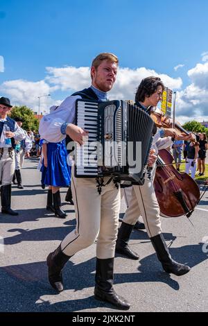 Eine vertikale Aufnahme von Musikern beim internationalen Folklore-Festival Stockfoto