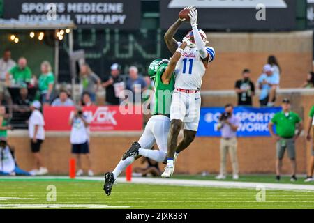 DENTON, TX – September 3.: Der breite Empfänger der Southern Methodist Mustangs, Rashee Rise (11), springt auf, um einen Pass für eine Faust zu erwischen, während North Texas den grünen Verteidigungsrücken Ridge Texada (26) verteidigt. In einem Spiel zwischen North Texas Mean Green gegen SMU Mustangs im Apogee Stadium in Denton am 3.. September 2022 in Denton, Texas. CSM/Manny Flores Stockfoto