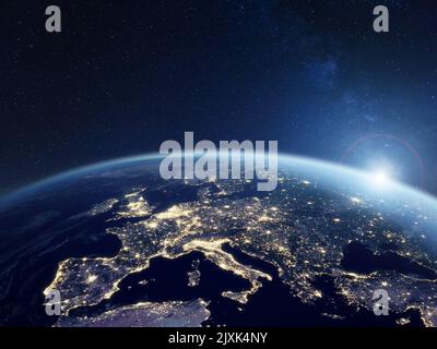 Europa in der Nacht aus dem Weltraum betrachtet, mit Stadtlichtern, die Aktivitäten in den Ländern der Europäischen Union zeigen. 3D Rendern des Planeten Erde. Elemente der NASA. Techno Stockfoto