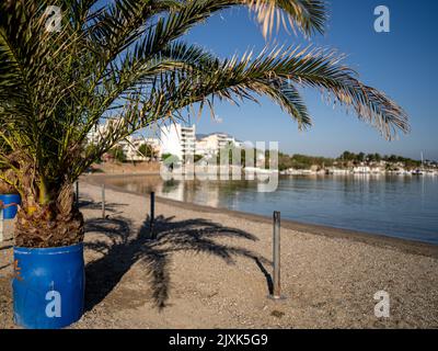 Ein leerer Strand in Chalkida, Evia Stockfoto